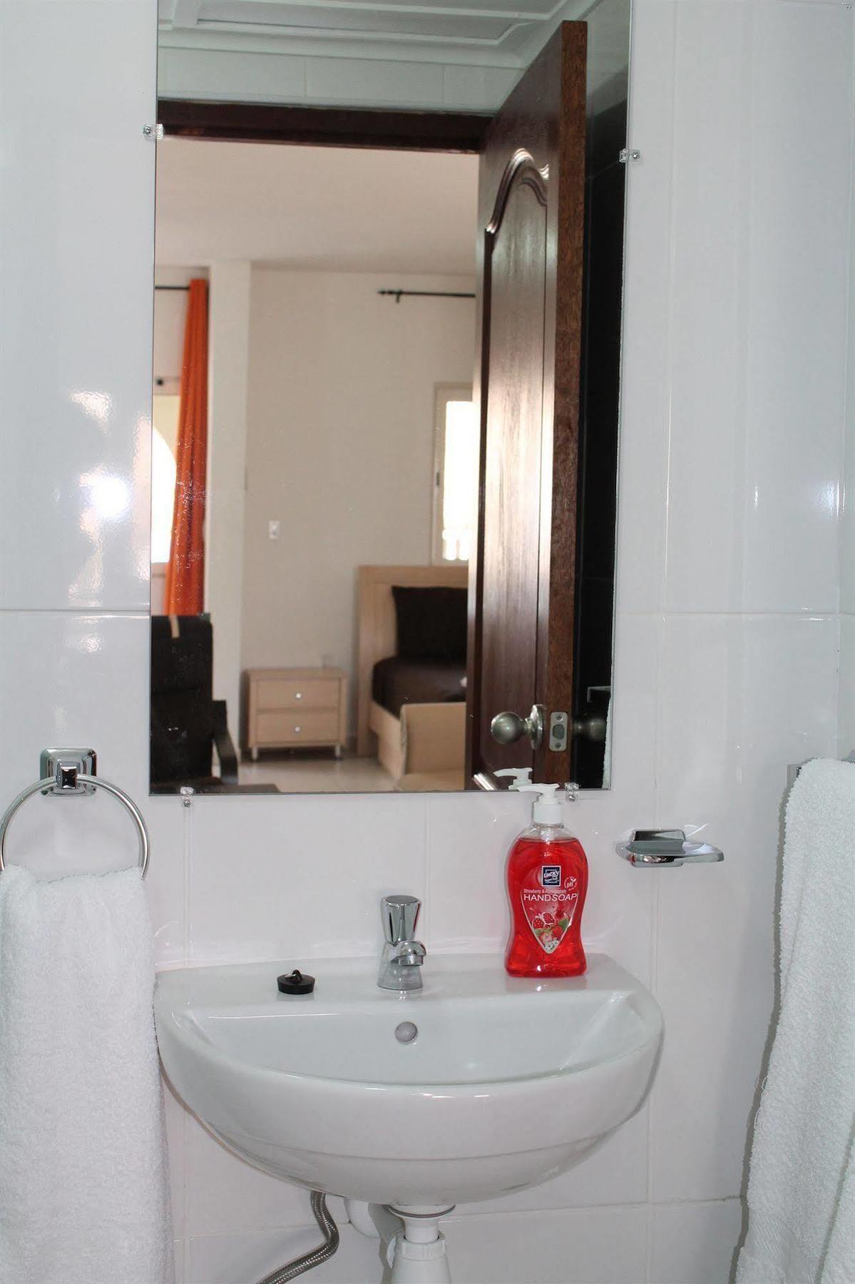 Piscadera Seaview Apartments Вилемстад Екстериор снимка